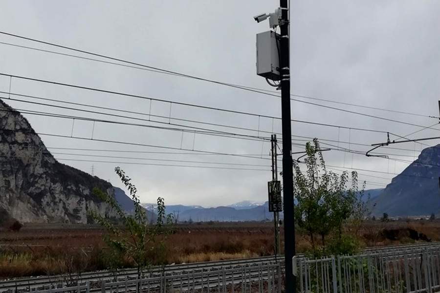 stazione ferroviaria con affissa sul palo della luce la postazione fissa del rumore ferroviario