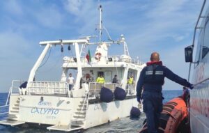 L’equipaggio di Calypso South di ARPA Sicilia salva due naufraghi