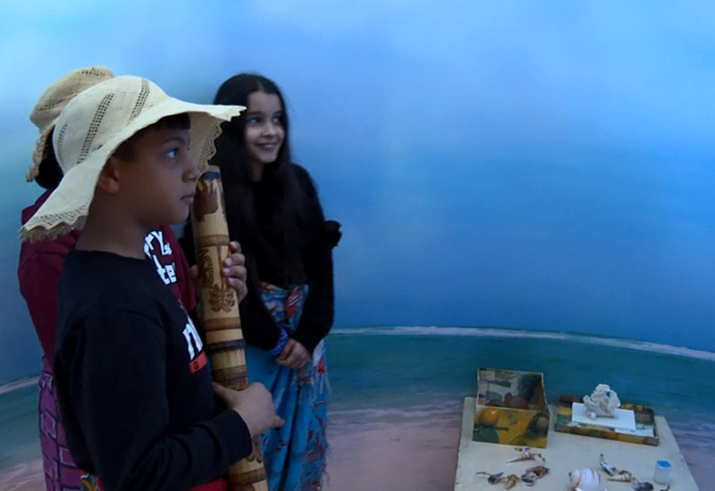 bambini travestiti che sperimentano l'ambiente dell'Isola dei Mari del Sud