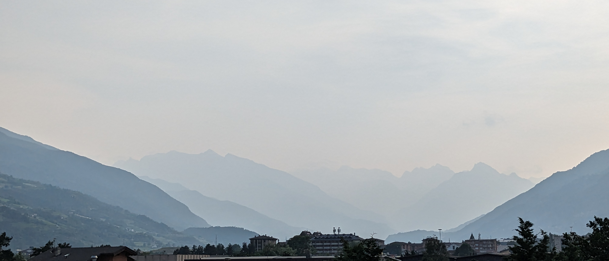Montagne che non si vedono quasi a causa delle polveri arrivate in Valle d'Aosta dal Canada
