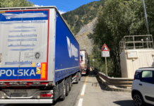 La colonna di mezzi pesanti diretti al Tunnel del Monte Bianco in passaggio davanti alla centralina di misura della qualità dell'aria, in particolare biossidi di azoto e particolato atmosferico.