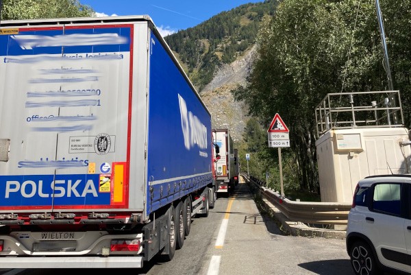 La colonna di mezzi pesanti diretti al Tunnel del Monte Bianco in passaggio davanti alla centralina di misura della qualità dell'aria, in particolare biossidi di azoto e particolato atmosferico.