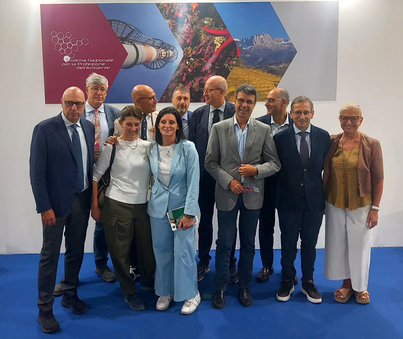 Vannia Gava e i direttori di alcune Arpa allo stand Snpa a Remtech 2023