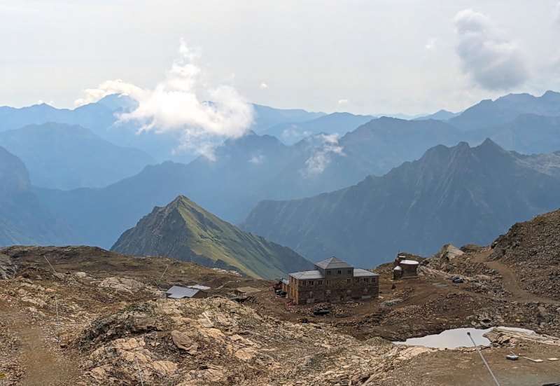 L’istituto scientifico Angelo Mosso, una delle più importanti e longeve stazioni di ricerca scientifica di alta quota, fondato nel 1907, si trova presso il Col d’Olen tra Gressoney La Trinité (Valle d'Aosta) e Alagna Valsesia (Piemonte), a un'altitudine di 2900 metri sul livello del mare.