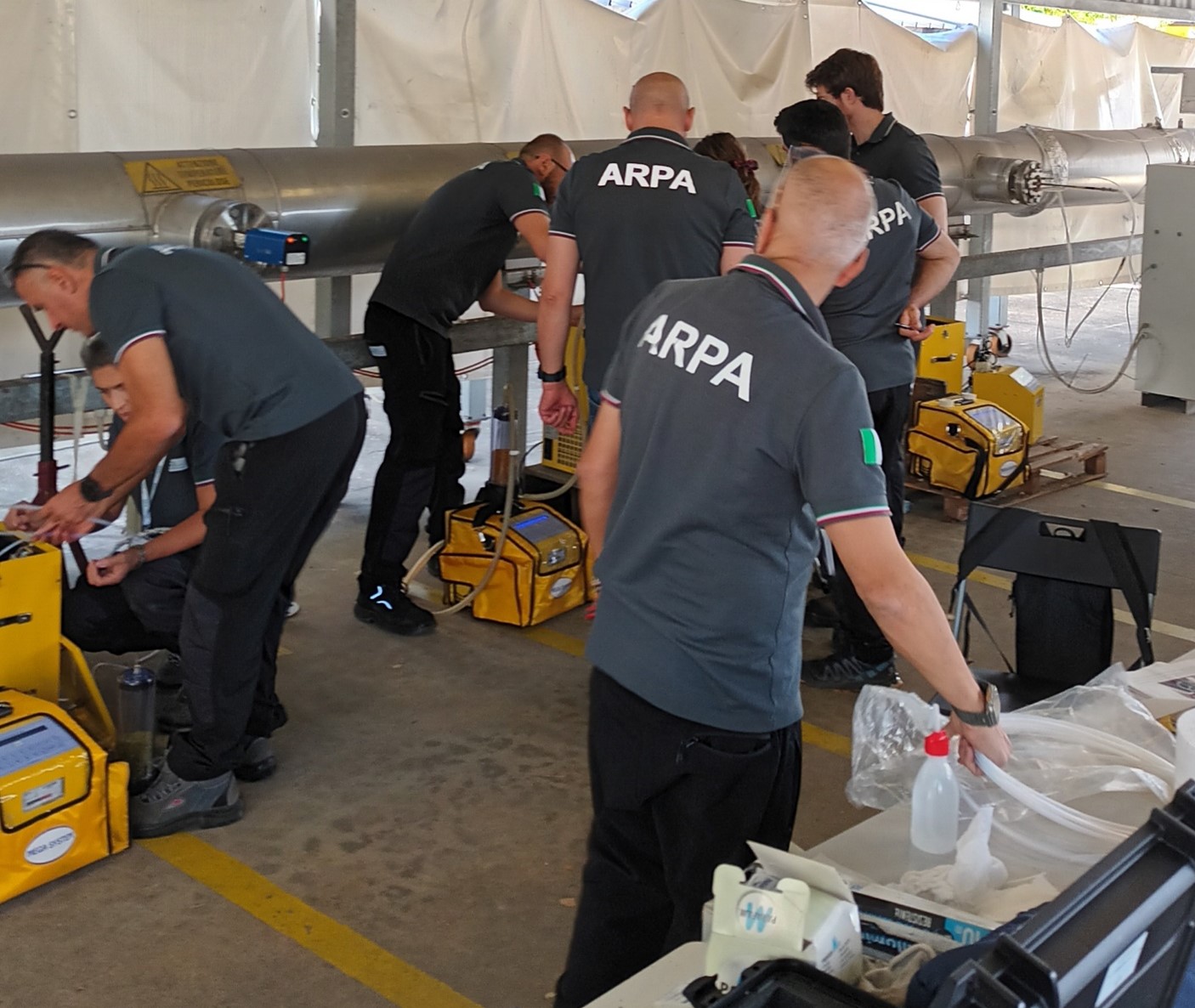 I tecnici di Arpa Lombardia durante le prove di interconfronto