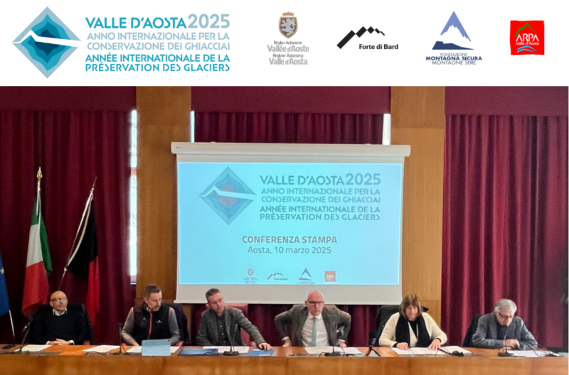 6 persone sedute ad una scrivania alle spalle la proiezione del logo e del titolo "anno internazionale dei ghiacciai 2025"